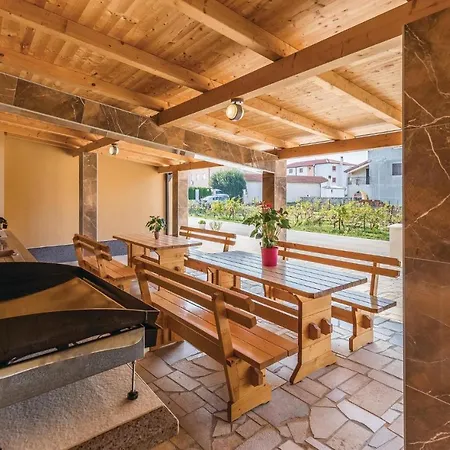 3 Bedroom Beautiful In Apartment Medulin