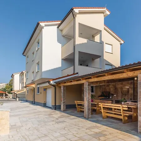 3 Bedroom Beautiful In * Medulin