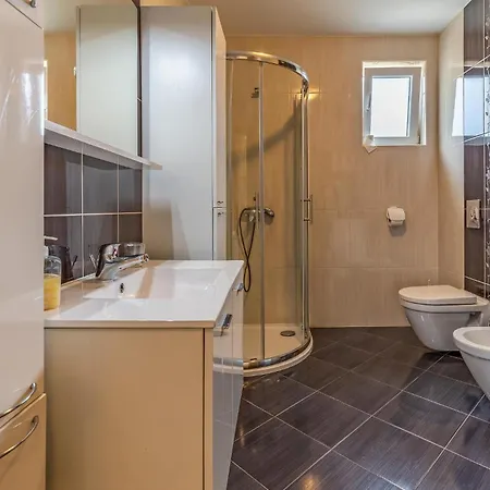 Apartment 3 Bedroom Beautiful In