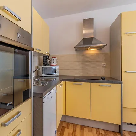 Apartment 3 Bedroom Beautiful In