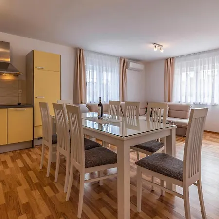 3 Bedroom Beautiful In Apartment *