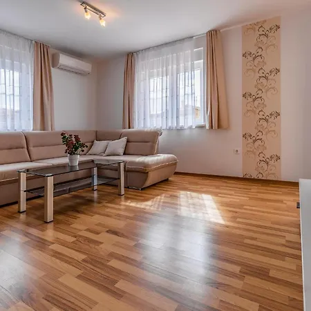 Apartment 3 Bedroom Beautiful In Medulin