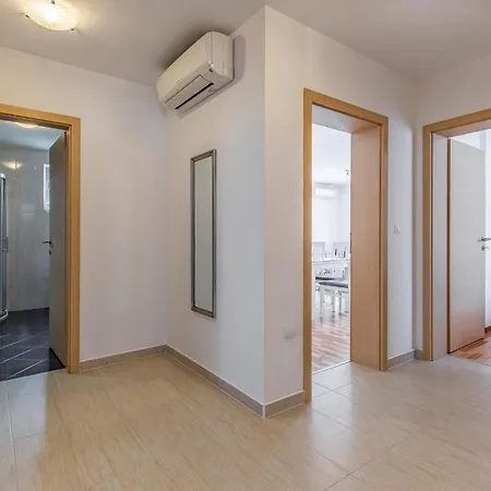 Apartment 3 Bedroom Beautiful In Medulin